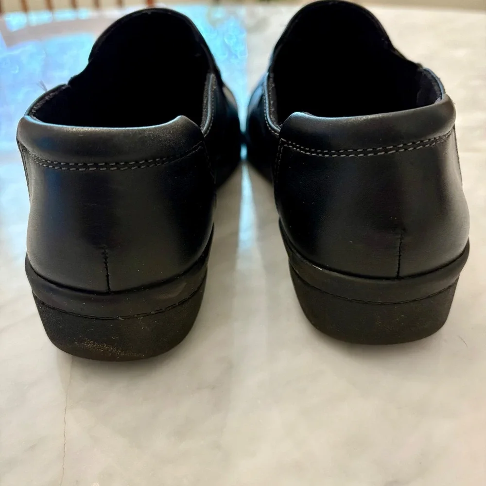 Clarks Carleigh Pearl Strapped Slip-On Shoes in Black Leather Sz‎ 8.5